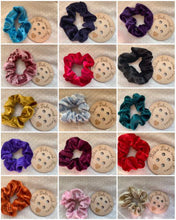 Load image into Gallery viewer, A kit including everything you need to make 2 hair scrunchies with step by step photo instructions.   Suitable for all sewing abilities - can be handsewn or with a machine.
